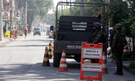 Militar do Exército é baleado em confronto traficantes na Maré