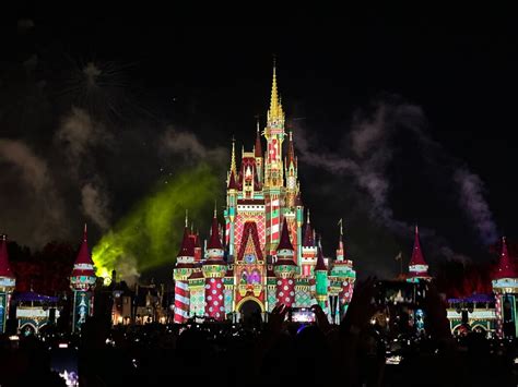 PHOTOS, VIDEO: Minnie's Wonderful Christmastime Fireworks at Mickey's ...