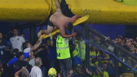 Video un hincha de Boca quedó enganchado en un alambre de púas tras