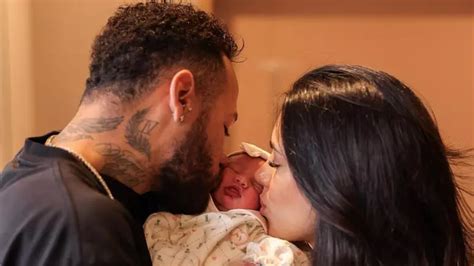 Momentos Marcantes Dos Primeiros Dias De Mavie Filha De Neymar E