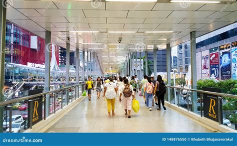 Ratchaprasong Skywalk Between Chidlom Bts Skytrain Station And Central