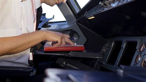 Um Piloto Verificando Instrumentos Em Uma Cabine De Pilotagem De Avi O