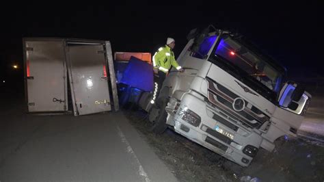 Alkol ürünleri taşıyan tır devrildi Alkollü sürücünün ehliyetine el