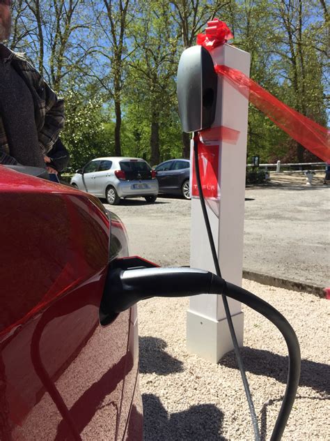 Tesla En Route Pour La Recharge Destination