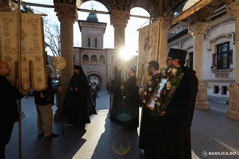 Basilica Ro Photos On Twitter Procesiune Cu Moa Tele Sf De