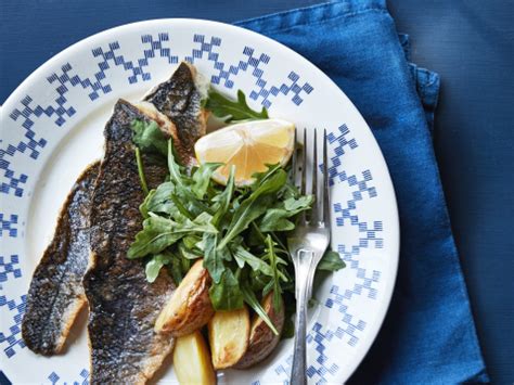 Zeebaarsfilet Met Salsa Verde Rucola En Geroosterde Aardappeltjes