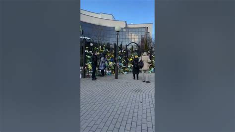 ⚡️ Посольство Украины в Минске. Люди массово несут цветы. - YouTube