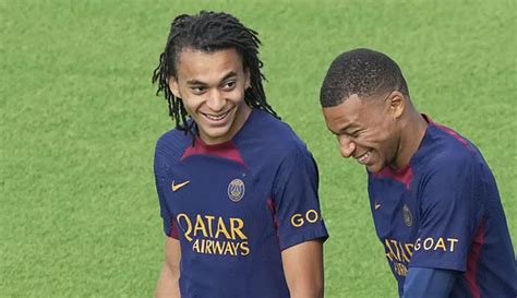 Foto Melihat Keceriaan Kylian Mbappe Saat Kembali Berlatih Bersama PSG