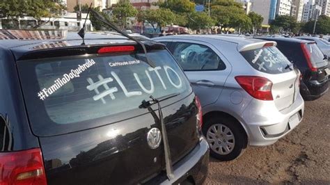 Motoristas de aplicativo protestam por mais segurança em Porto Alegre