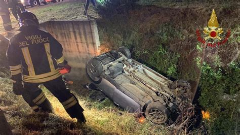 Incidente A Pavia Auto Ribaltata Nel Fosso Senz Acqua Ferite Una