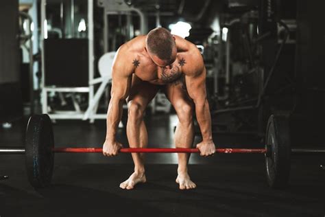 Tiro De Um Fisiculturista Muscular Fazendo Treinamento Duro Barra