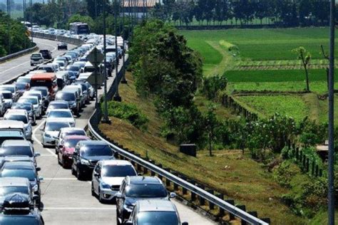 Antrean Kendaraan Mengular Di Gerbang Tol Merak Capai Km Tampang