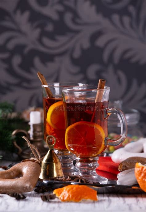 Zwei Gläser Mit Glühwein Auf Einem Tablett Mit Weihnachtszubehör