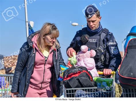 Izbjeglice Iz Ukrajine Preuzmite Fotografiju Foto Baza