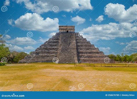 Pyramide Du Temple Kukulcan El Castillo Chichen Itza Yucatan Mexico