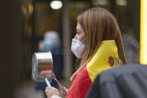 Manifestante Espa Ol Con M Scara Facial Protestando Tocando Una