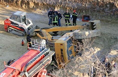 Varese Si Ribalta Escavatore Grave Operaio Rete