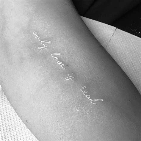 15 Ideas De Tatuajes Con Tinta Blanca Que Te Inspirarán