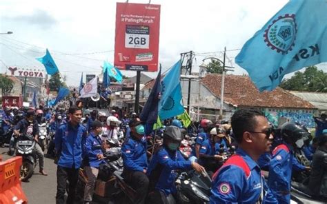 Hari Pahlawan Ratusan Buruh Gelar Aksi Turun Ke Jalan Menuju Kantor