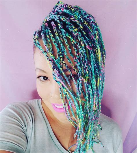 20 Cosy Hairstyles With Yarn Braids