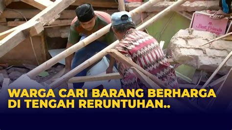 Warga Cianjur Cari Sisa Barang Berharga Di Reruntuhan Rumahnya Yang