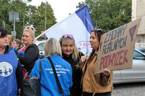 Pracownicy sądów protestowali w centrum Poznania Domagają się podwyżek