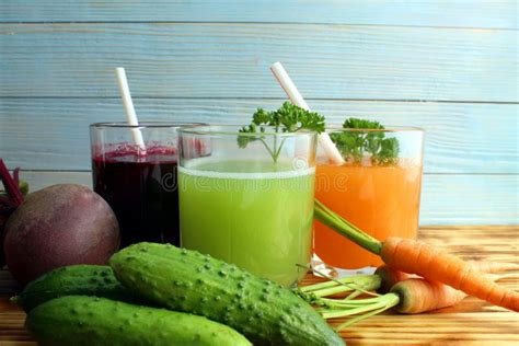 Tres Tipos De Zumos De Verduras Sobre La Mesa Foto De Archivo Imagen