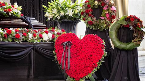 The 10 Most Popular Flowers For Funerals