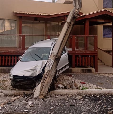 Carro Bate Em Poste Na Orla De Aracaju Sergipe G