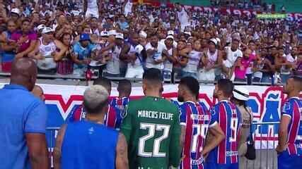 Jogadores do Bahia discutem em campo e vão até a torcida após derrota