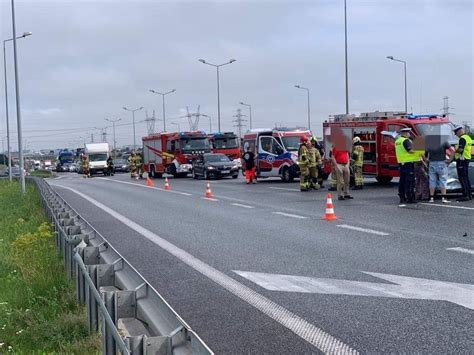 Wypadek na trasie S8 Dwie osoby były zakleszczone Trzy pasy