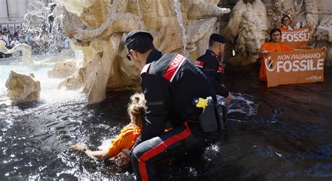 Roma Blitz Di Ultima Generazione Liquido Nero Nella Fontana Di Piazza