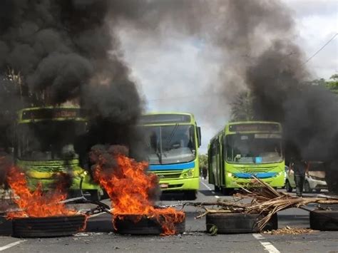 Motoristas E Cobradores Queimam Pneus E Interditam Av Marechal