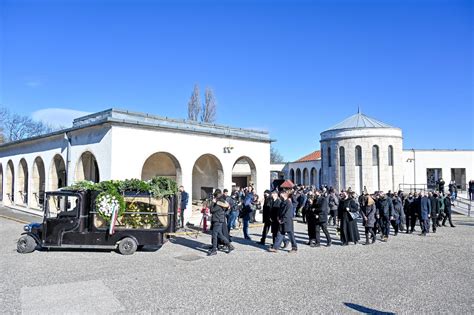 Végső útjára kísérték Csollány Szilvesztert a Farkasréti temetőben M4