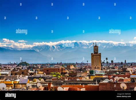 Dächer von Marrakesch Marokko mit Atlas Gebirge in der Ferne