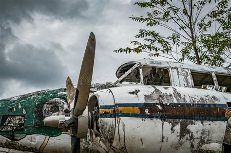 Ruina De Los Aviones En La Selva Aeroplano Viejo Del Propulsor En