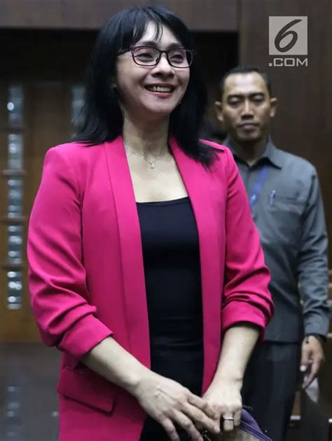 Foto Tampil Cerah Mantan Bupati Kepulauan Talaud Jalani Sidang