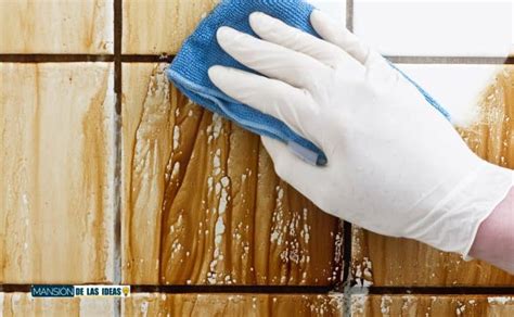 Trucos para limpiar los azulejos del baño con solo tres ingredientes