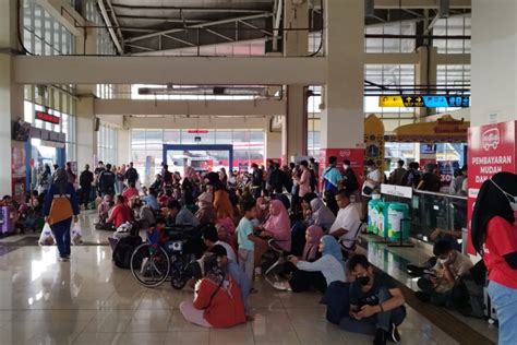 H Lebaran Pemudik Berangkat Dari Terminal Pulo Gebang