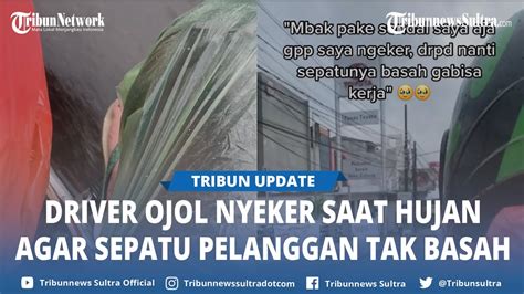 Viral Momen Haru Driver Ojol Rela Nyeker Saat Hujan Agar Sepatu