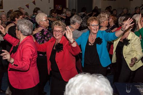 Vrouwen Van Nu Beleeft Geweldige Avond Met Zingen Bij De Afwasmark