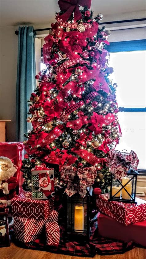 Christmas Trees Decorated In Red Decoomo