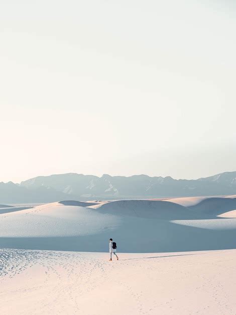 Tiro Vertical De Um Homem E A Paisagem Pitoresca De Areias De Dunas