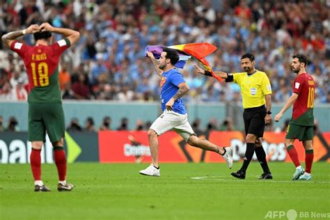 レインボー旗の男がピッチ乱入 サッカーw杯の試合中 写真9枚 国際ニュース：afpbb News