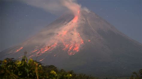 Endonezya Daki Merapi Yanarda Nda Volkanik Hareketlilik