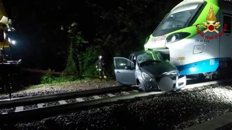 Auto Travolta Da Treno A Un Passaggio A Livello Muore Una Donna