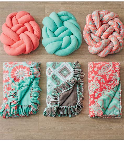 The Hottest Modern Trend DIY Knot Pillows