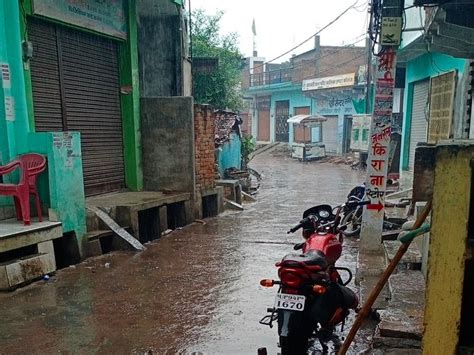 Waterlogging Occurred At Various Places Rain Disrupted Life ललितपुर में बारिश ने दिलाई गर्मी