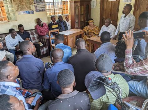 Bukavu Le Prof NACHIGERA Gustave remet du matériel pour améliorer la