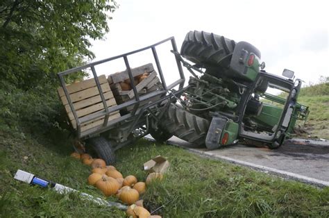 Kraiburg Unfall Mit Traktorgespann Auf Kreisstra E M Bei